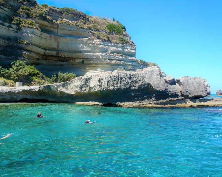 Grotta marina sulla Costa degli Dei vista dal mare durante un tour in barca
