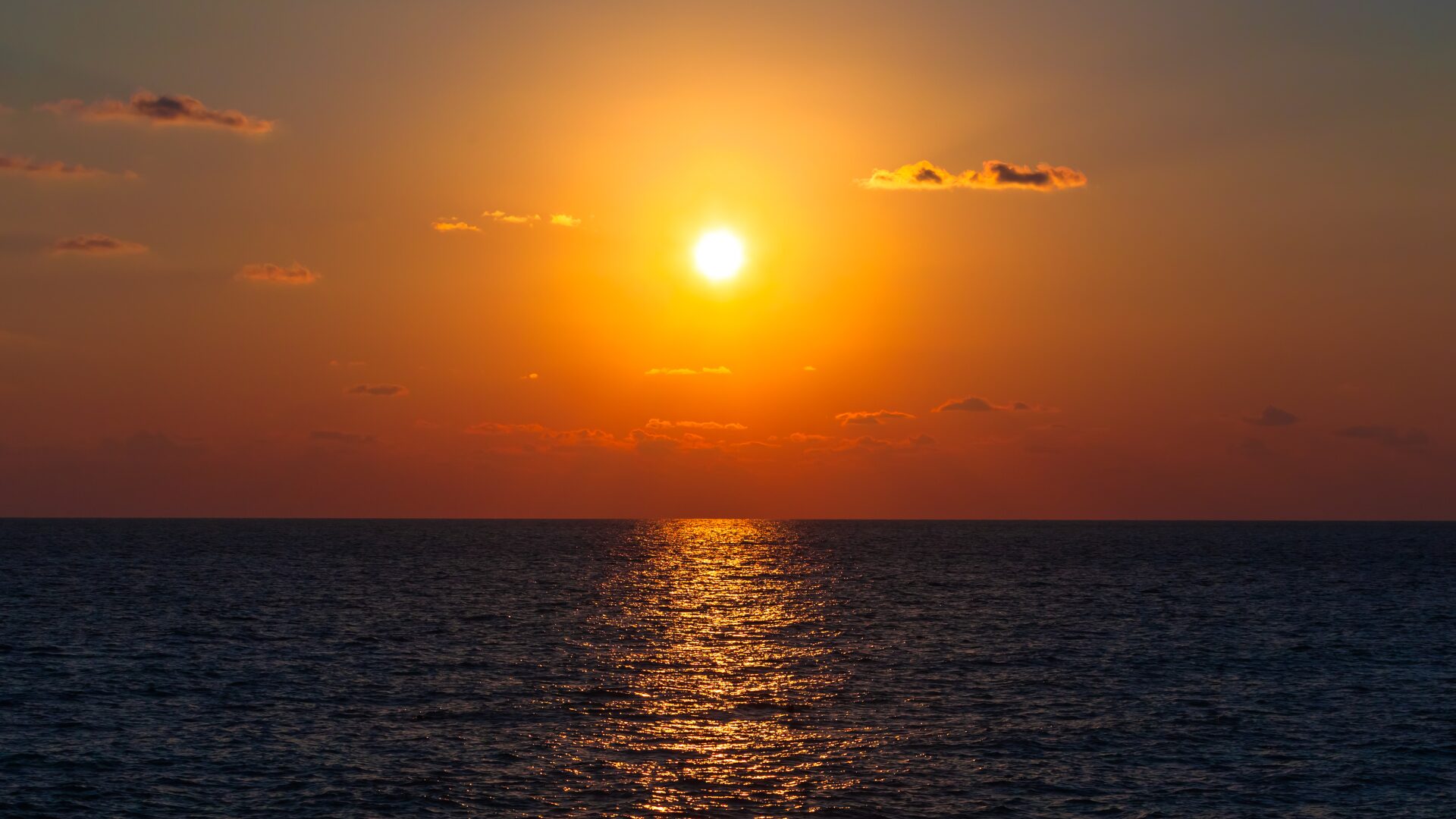 Tramonto sul mare Tirreno visto dalla barca durante l'escursione serale